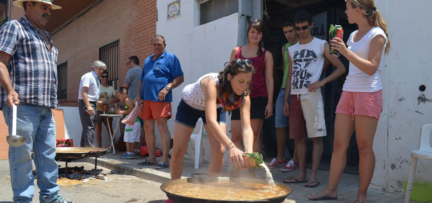 ¡A echar el arroz! Momento del taller de paella valenciana para europeos