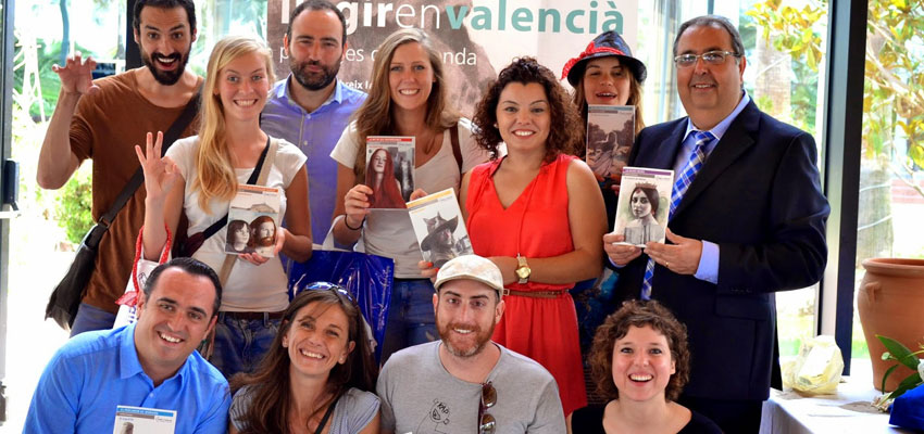 Els actors i actrius d’Escena Erasmus participen en la presentació de la campanya «Llegir en valencià, paisatges de llegenda»