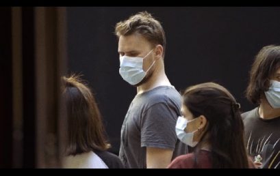 ‘Aus per la finestra’, un documental que presenta la gira d’Escena Erasmus en temps de pandèmia